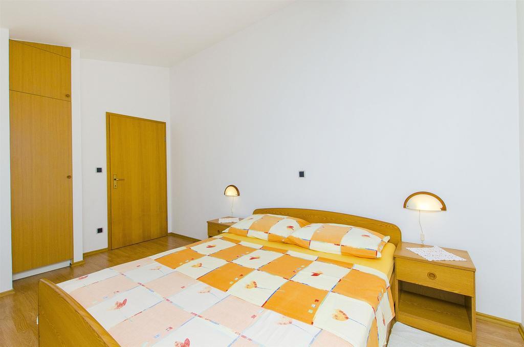 Apartments And Rooms Iva Traù Esterno foto