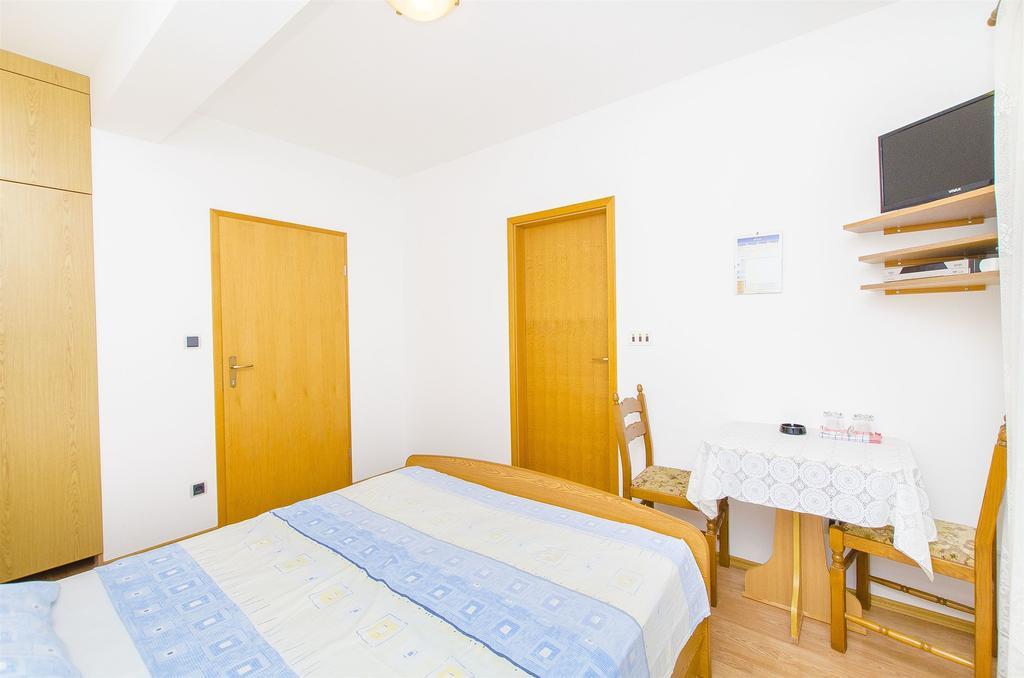 Apartments And Rooms Iva Traù Esterno foto