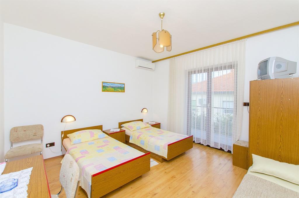 Apartments And Rooms Iva Traù Esterno foto