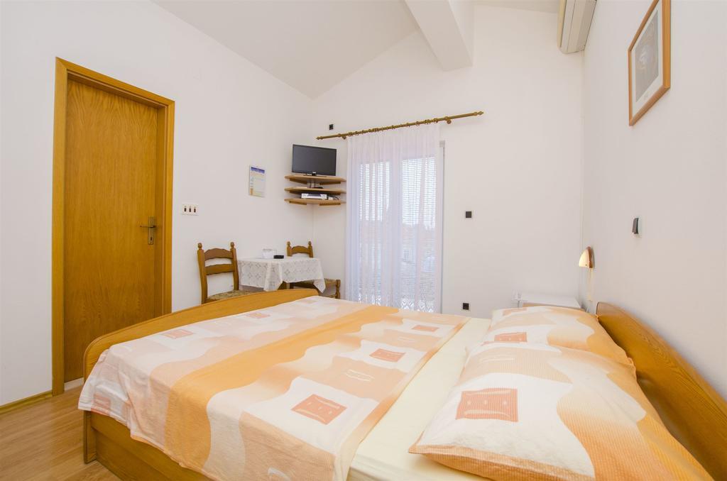Apartments And Rooms Iva Traù Esterno foto