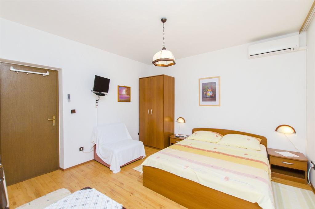 Apartments And Rooms Iva Traù Esterno foto