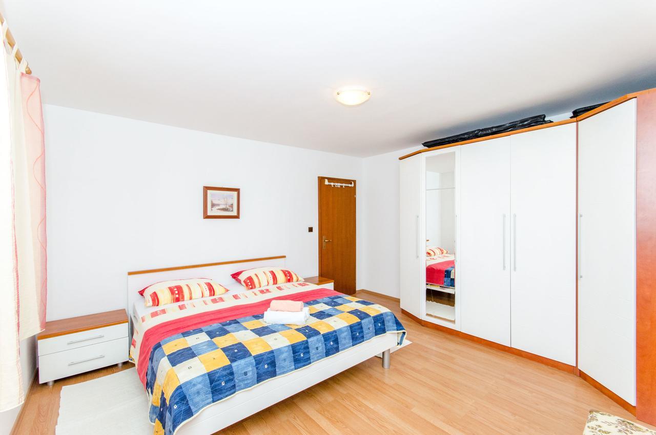 Apartments And Rooms Iva Traù Esterno foto